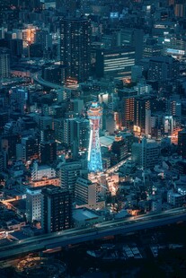 城市夜景中的璀璨摩天轮