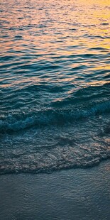 海边夕阳下的粼粼海浪
