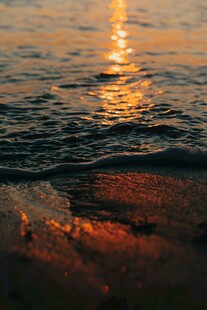 夕阳下波光粼粼的海面