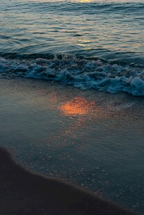 海边日落时分的美丽海浪