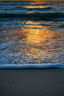夕阳下的海浪与沙滩