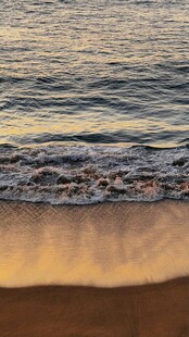 夕阳下的海浪与沙滩