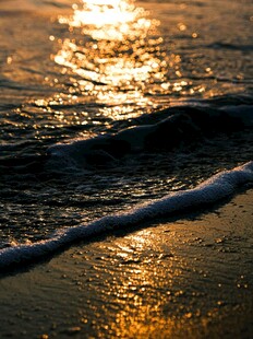 夕阳下的海浪与金色沙滩