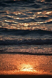 夕阳下的海浪与金色沙滩