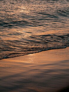夕阳下的海浪与沙滩