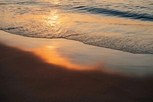 夕阳下的海浪与沙滩
