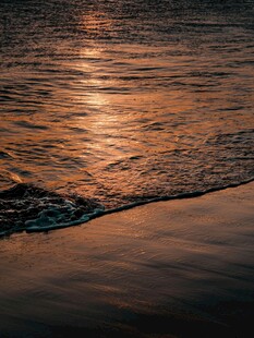 夕阳下的海浪与沙滩
