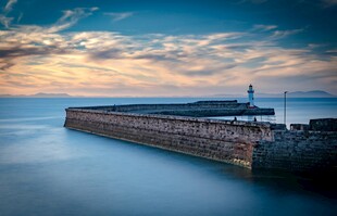 海边长堤与绚丽天空美景