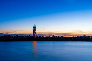 湖畔夕阳下的高耸建筑