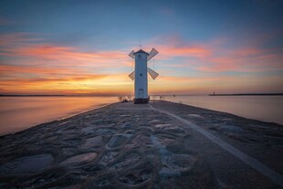 海边灯塔日落美景