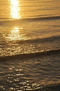 海边日落时分的金色海浪