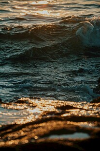夕阳下的海浪美景