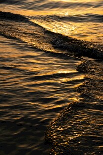 夕阳下波光粼粼的海面