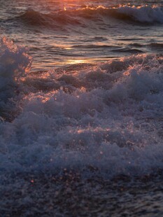 夕阳下的海浪美景