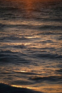夕阳下波光粼粼的海面