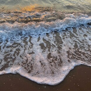 海边浪花拍打沙滩瞬间