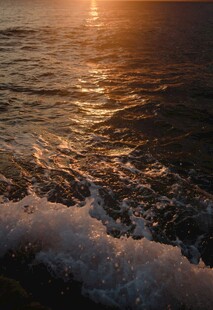 夕阳下的海浪美景