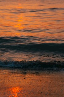夕阳下的海边浪漫景致