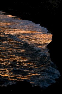 夕阳下的海浪波光粼粼