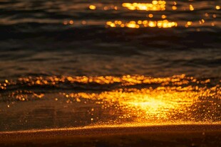 夕阳下波光粼粼的海面