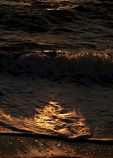 夕阳下的海浪与金色沙滩