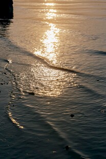 夕阳下波光粼粼的海面