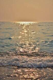 夕阳下波光粼粼的海岸线