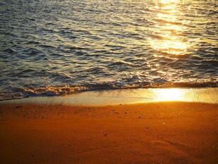 夕阳下的海边美景