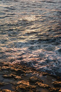 夕阳下波光粼粼的海面