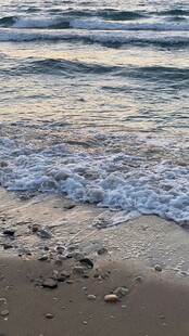 海浪轻拍沙滩的美丽瞬间