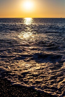 海浪轻拍沙滩