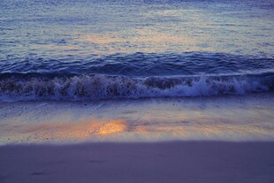 海边日落时分的海浪美景