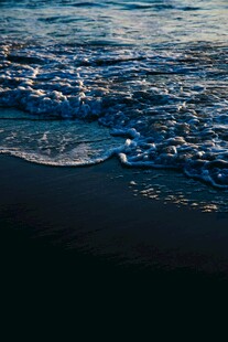海边波浪轻拍沙滩景象