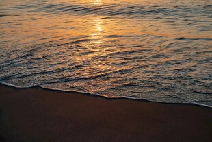 夕阳下的海边浪漫景致
