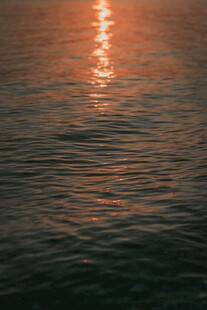 夕阳下波光粼粼的水面