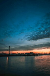 黄昏下的城市河畔美景