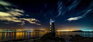 海边夜景灯塔梦幻光影