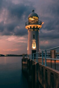 黄昏下的灯塔与宁静海面