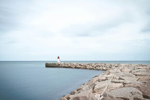 海边石堤
