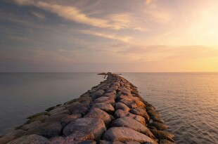 海边石堤迎落日美景