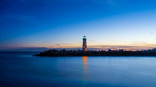 海边灯塔的美丽黄昏景色
