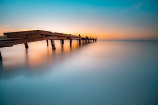 海边长桥日落静谧美景
