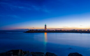 海边灯塔夜景