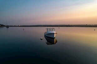 夕阳下湖面的孤独小船
