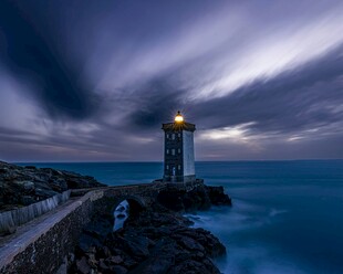 海边灯塔夜景