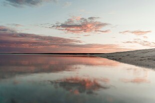 湖畔晚霞倒影美景