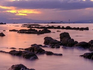 海边日落时的礁石美景