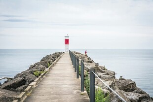海边栈桥尽头的红色灯塔