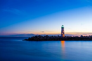 海边灯塔的美丽黄昏景色