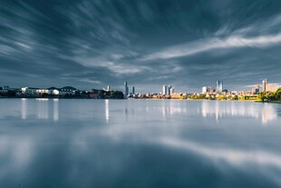 城市湖畔夜景